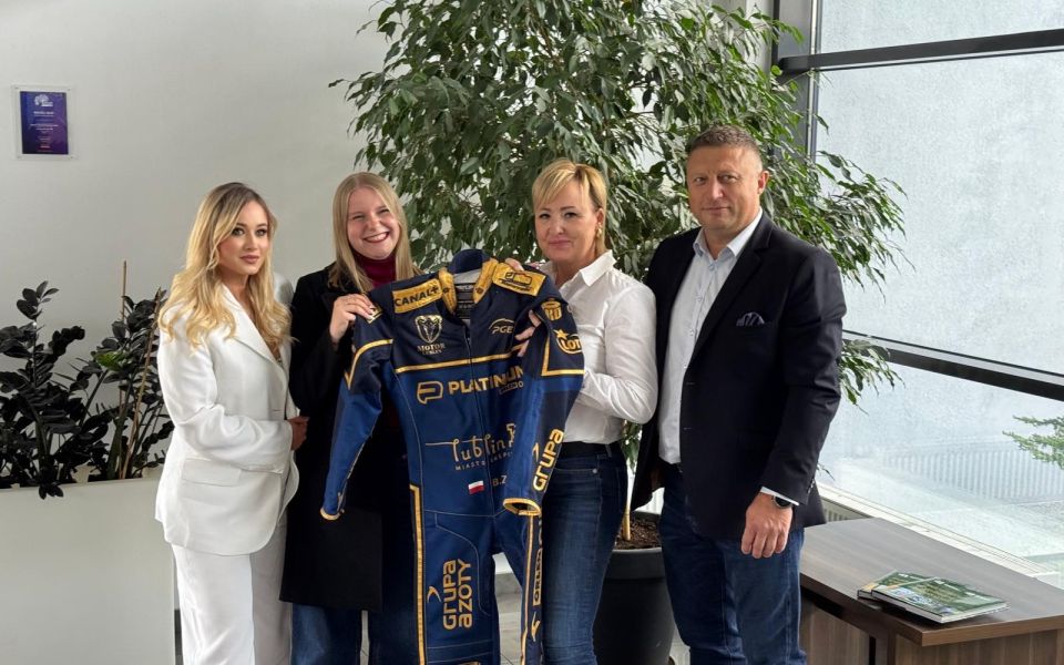 Madey Development wspiera z sercem – przekazanie kombinezonu Bartosza Zmarzlika